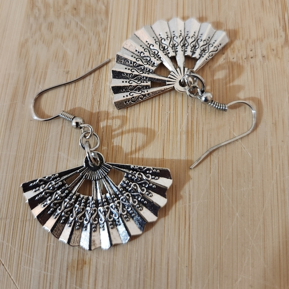 Hand Crafted Elegant Silver Fan Pierced Earrings - Picture 2 of 5